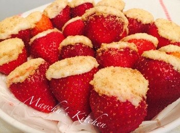 step4: 釀好的士多啤梨沾上以消化餅壓成的粉，雪3—4小時。或者先雪硬，吃的時候再沾上餅乾碎也可以。