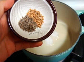 step4: 將火轉小火，放入芥末籽，小茴香籽，小火慢慢爆香。