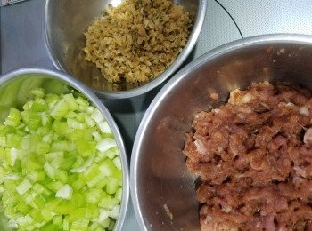 step1: 西芹，梅菜，梅頭洗淨。
西芹，梅菜切粒。
梅頭肉切碎，加<span class="group_2">醃肉調味</span> 醃 15分鐘。