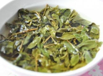 step1: 利用家中的茶葉，用熱水沖泡將茶葉泡散浸置一旁待涼