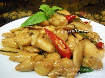 step1: 杏鮑菇頭沖洗後擦乾切塊，勿泡水會無法入味，熱鍋下油爆香薑片加入麻油（麻油直接高溫爆香易燥熱上火）。