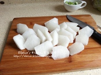 step8: 炆金錢肚期間將白蘿蔔去皮切件