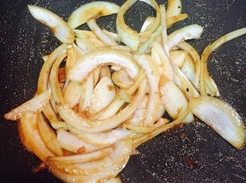 step4: 用同一隻鑊爆香洋蔥，加入醃過肉的醬汁炒匀至醬汁煮滾。盛起洋蔥鋪碟底，牛仔骨放面，最後灑上已用白鑊炒香的白芝麻即成。