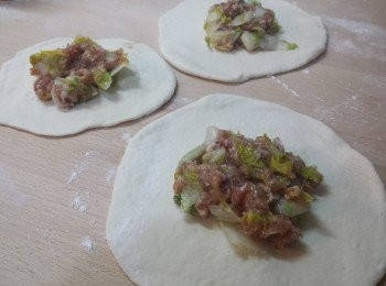 step7: 壓圓後包上<span class="group_2">餡料</span>。