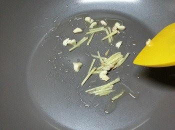 step3: 用1湯匙油起鑊,先爆香薑絲及蒜頭