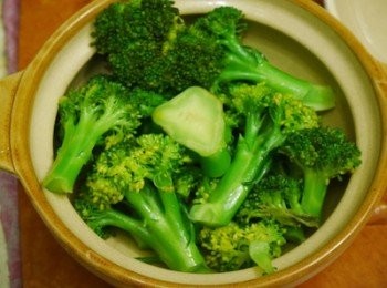 step4: 另燒沸水，加一點油和鹽，下西蘭花灼1–2分鐘撈起鋪底
把已完成減壓的冬菇鵝掌先夾出煲放好
汁料加生粉水拌勻再煮稠後淋上即成