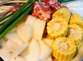 step1: 玉米、蘿蔔洗淨切好備用。排骨也一起準備好。