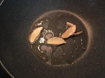 step2: 鍋燒熱後下ㄧ湯匙麻油，小火將薑煎香。