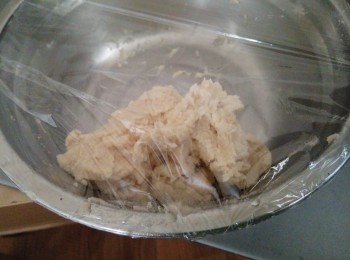 step2: B: 油皮做法： 把油皮材料在搅拌盆内混均匀后， 拌至均匀，放進冰箱 盖起松弛15分钟。