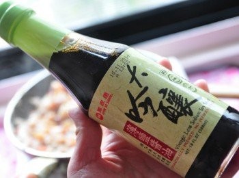 step8: 接著放入甘醇健康的【大吟釀薄鹽醬油】與其他<span class="group_2">醬料</span>調味拌勻