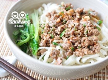 step4: 把陽春麵及小白菜煮熟後裝盤，再淋上炒過的牛絞肉拌勻即可享用!