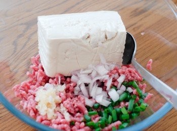 step1: 先將所有材料及<span class="group_2">調味料</span>放入大碗內，拌勻 （除了麵粉和雞蛋）