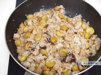 step5: 平底鍋中下1湯匙油燒熱，順序下雞肉、蒜茸、香菇、栗子、米炒勻，最後下<span class="group_2">調味料</span>兜勻。