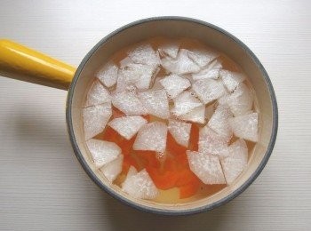 step4: 準備一個湯鍋,加入日式高湯和蘿蔔片煮滾