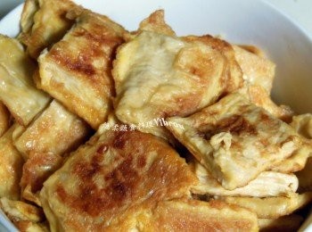 step1: 溼豆皮二面煎至焦香放涼，切成適當大小。