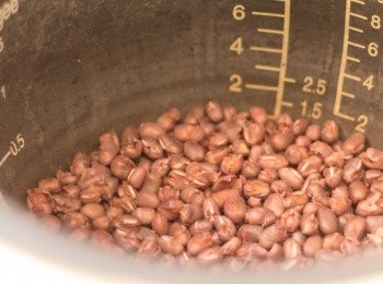 step11: 紅豆蓉部份:
煮好應該收乾大部份水份但不全乾，表面濕潤而底部有會有少許水份，紅豆會爆開