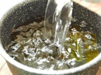 step2: 把昆布放入鍋中，倒入水，浸泡30分鐘。