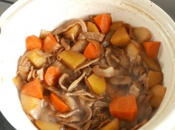 step6: 打開蓋子，間中攪拌，以中火煮至汁料收乾一半即成。