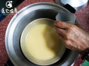 step4: 放入電鍋，外圍倒入240c.c.的水，蒸煮。