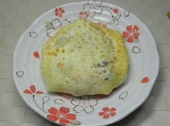 step9: 包好後將蛋皮倒扣在盤子上，畫上兩刀