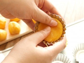 step12: 把1份麵團搓圓，以姆指輕輕把麵團壓入撻模底部。