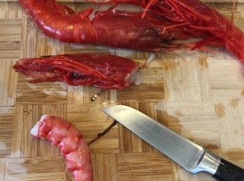 step2: 紅蝦切頭去殼，挑走蝦腸。切蝦頭的時候要小心，不要使蝦膏流出，保留蝦殼。