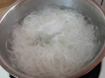 step12: 再來把米粉煮熟後放到大碗中
