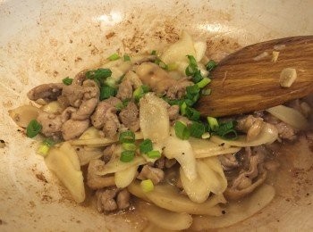 step6: 整鍋微微出水時，家蔥綠點綴。如果雞腿肉醃的不夠入味，可在在家蔥綠前加點鹽巴調味，在下蔥綠後起鍋