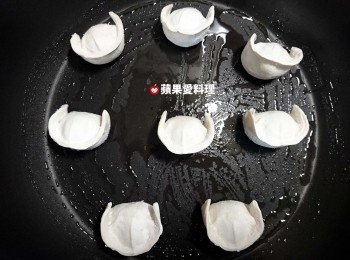 step4: 擺入水餃，蓋鍋蓋，開中火慢煎5分鐘。