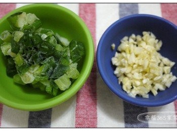 step1: 蒜頭洗淨後去皮切末；蔥洗淨後切末。