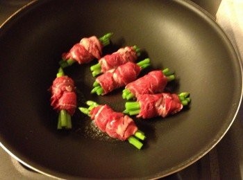 step4: 中火下油煎至牛肉兩邊熟透，盛起