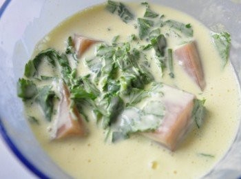 step5: 將香菜加入粉湖中，年糕塊也可放入均勻沾裹粉糊