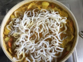 step5: 咖哩塊融化後，加入蒟蒻雪麵一起燉煮5-10分鐘