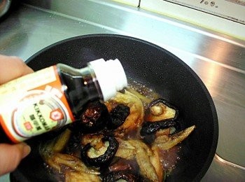 step3: 再把<span class="group_3">調味料</span>放入一起拌勻，起鍋前再把香菇.雞翅放入炒1至收汁即可，