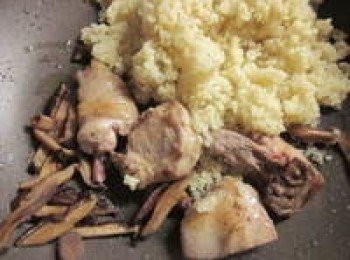 step5: 將煮好的蔾麥倒入拌勻並依個人喜愛加塩調整味道,最後淋上一大匙的淡醬油提香.