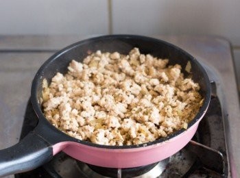 step5: 加下調味料：鹽﹑黑椒碎﹑糖﹑百里香及迷迭香炒至豬肉熟透後關火備用