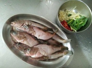 step2: 先熱鍋， 倒入橄欖油， 放入少許塩， 接著放入蒜頭爆香，約略1分鐘，等香氣出來，開中小火，