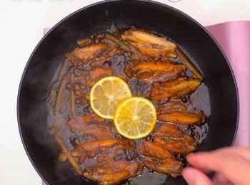 step5: 煮至接近乾水，加入檸檬片，再煮至收水即可