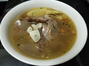 step7: 爆香蒜片，薑片，辣椒碎放入糖，少少胡椒粉及湯料煮滾，放入碗或食物盒冷凍 1 晚