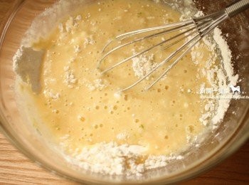 step4: 再倒入<span class="group_1">材料(a)</span>中，輕輕攪拌至看不見粉類就好，不要過度攪拌。