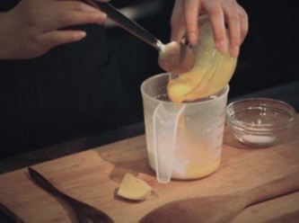 step3: 同打蛋器將蛋黃發打勻成蛋汁後加入沙糖繼續發打均勻至軟滑狀
