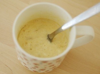 step3: 然後下一顆蛋，植物油，檸檬皮及檸檬汁，用叉拌勻（可加入藍莓拌勻）