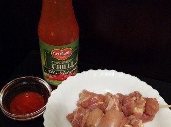 step2: 醃好的雞肉, 用竹籤串起, 放入已預熱焗爐200度先焗10分鐘，取出反轉刷上地捫泰式甜辣醬. 再入爐焗多5分鐘. 再取出反轉刷上地捫泰式甜辣醬. 再焗多3分鐘即完成。