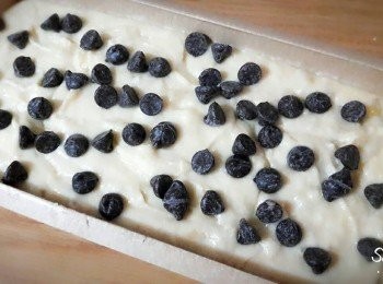 step7: 灑上巧克力粒 , 送入已用170度預熱的烤箱中 , 先烤20分鐘