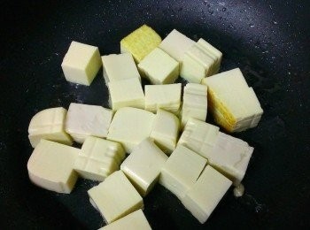 step2: 將雞蛋豆腐切成塊狀用少許的油煎至四面金黃