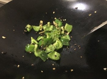 step2: 燒熱鑊子, 加入1茶匙油, 先爆香蒜蓉豆豉(一半份量)及薑片快炒, 再加入青椒快炒勻約1分鐘先上碟備用