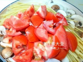 step5: 加入意粉及蕃茄，水滾後加蓋轉小火煮8至10分鐘，其間開蓋一兩次將意粉拌勻，並加入茄汁茄膏