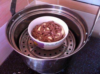 step2: 取出模型《鋼質為佳容易蒸透》將蛋糕紙剪小圓型鋪在模型底部，然後逐層隔色鋪上麵糊。