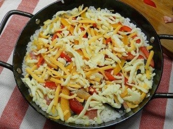 step7: 撒上批薩起司，入烤箱180度烤20分