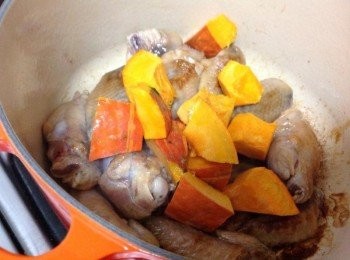 step3: 醃料炒雞翅上色後，加入水、南瓜悶煮